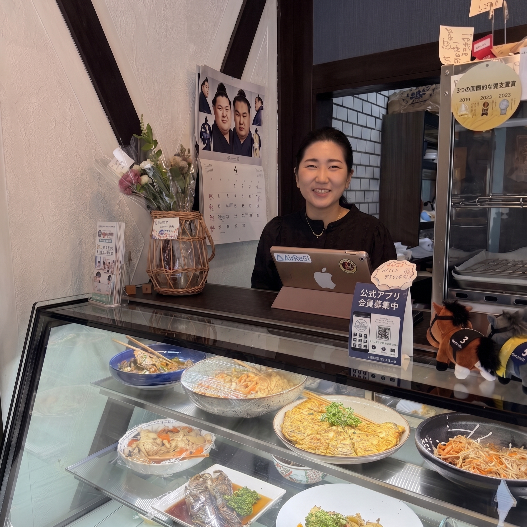 機械の苦手なシニア層とも笑顔で繋がる。惣菜カフェがアプリ導入で得た「最高のコミュニケーションツール」 