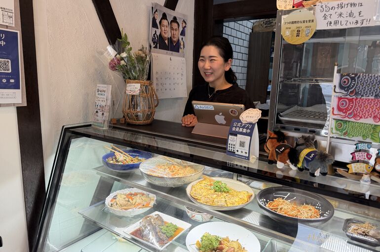    機械の苦手なシニア層とも笑顔で繋がる。惣菜カフェがアプリ導入で得た「最高のコミュニケーションツール」    