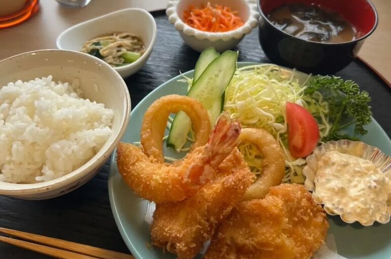    機械の苦手なシニア層とも笑顔で繋がる。惣菜カフェがアプリ導入で得た「最高のコミュニケーションツール」    