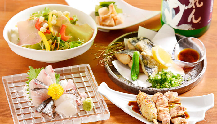 富山湾の新鮮な魚介と炭火焼の串焼きをこだわりの日本酒でお楽しみください