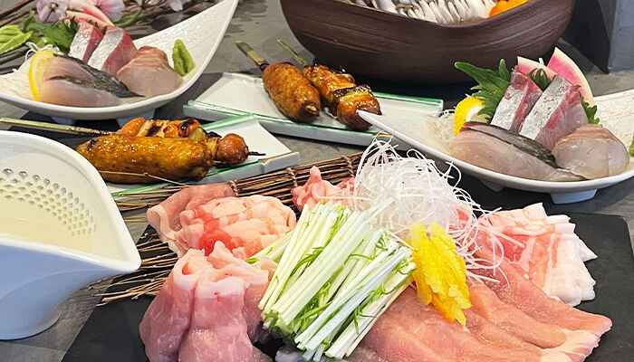 富山湾の新鮮な魚介と炭火焼の串焼きをこだわりの日本酒でお楽しみください