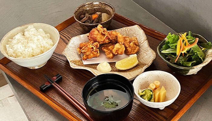 富山湾の新鮮な魚介と炭火焼の串焼きをこだわりの日本酒でお楽しみください